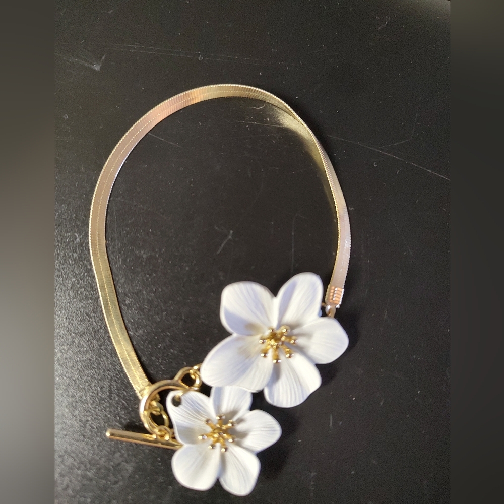 Sugar Magnolia Gold Tone Herringbone White Flower Toggle Clasp Anklet Bracelet - Picture 3 of 3